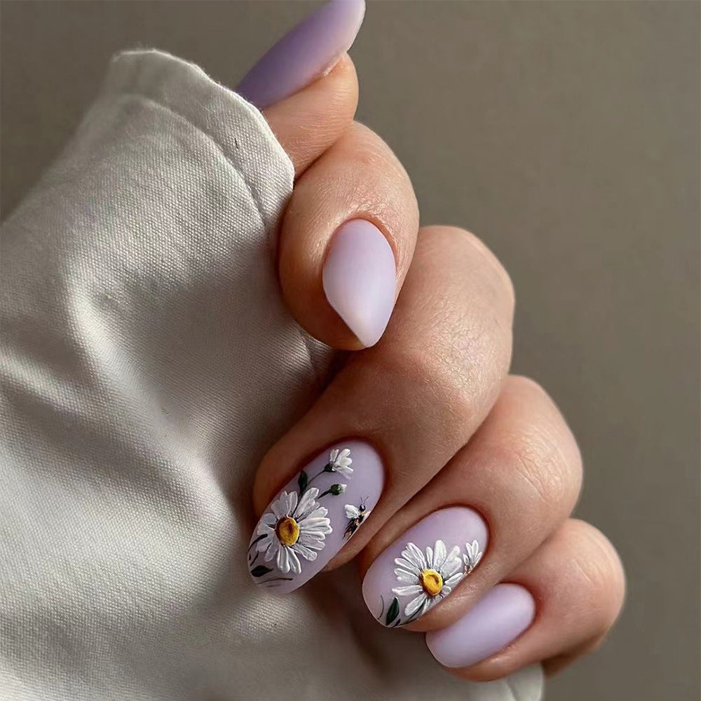 Daisy Nail Art That Blooms with Charm