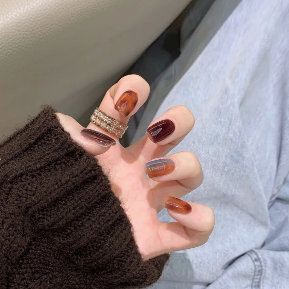 Brown Gradient Glossy Nails for Autumn Charm