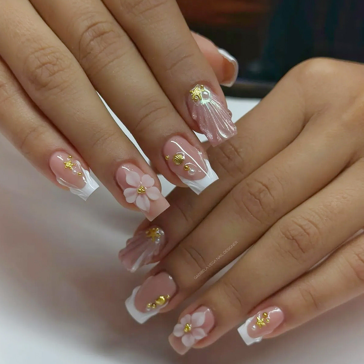 Elegant Floral Medium Square Press On Nail Set with Gold Accents