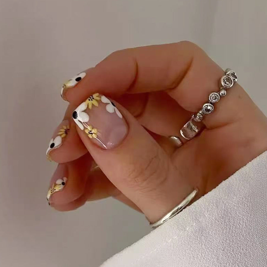 Charming Floral Bliss Short Square Clear and White with Delicate Daisy Design Press On Nail Set