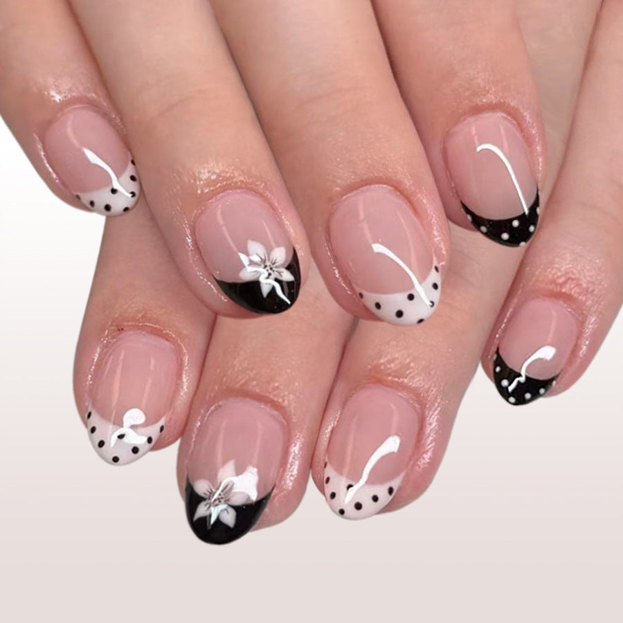 Elegant Floral Fantasy Short Oval Black and White Patterned Press on Nail Set
