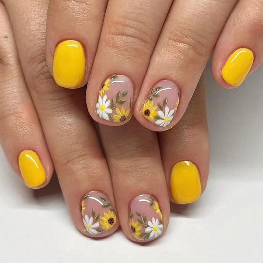 Sunny Meadow Short Squoval Yellow Floral Nail Set with Charming Botanical Designs