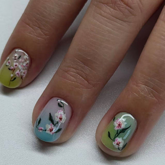 Blossoming Elegance Short Round Green Ombre Floral Nail Set