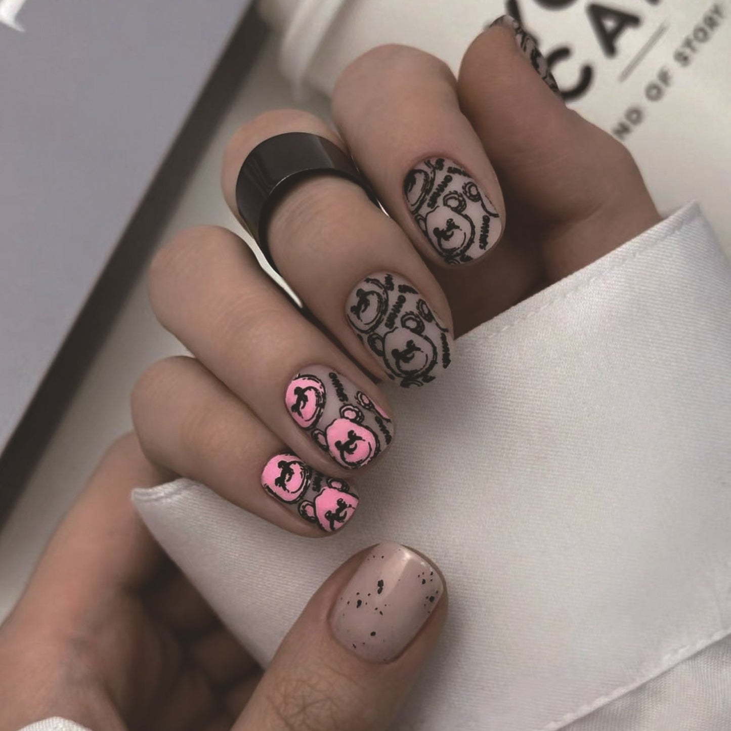 Vintage Charm Short-Length Oval Pink and Black Press On Nails with Elegant Floral Design