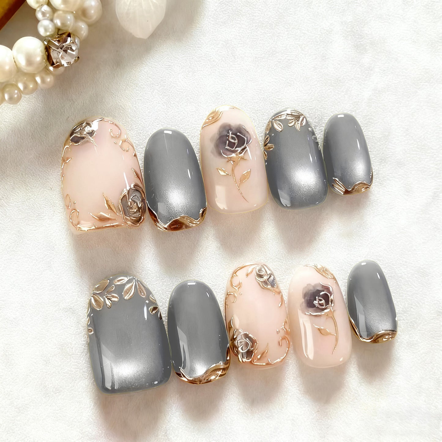 Elegant Floral Charm Short Round Gray with Gold Accents Press On Nail Set