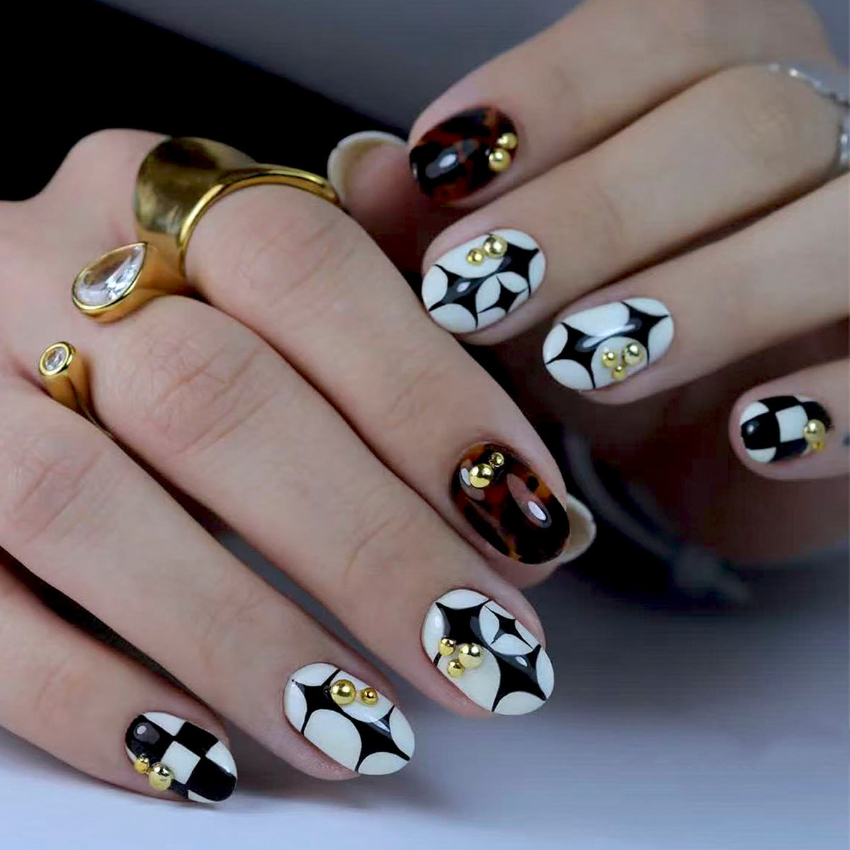 Chic Geometric Glamour Short Round Black and White Design with Golden Accents Press-On Nail Set