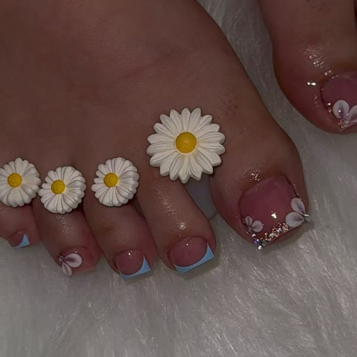 Summer Garden Dream Daisy Short Square Shaped White Floral Press On Toenail Set Featuring Vibrant Yellow Centers and Charming Blue Accents