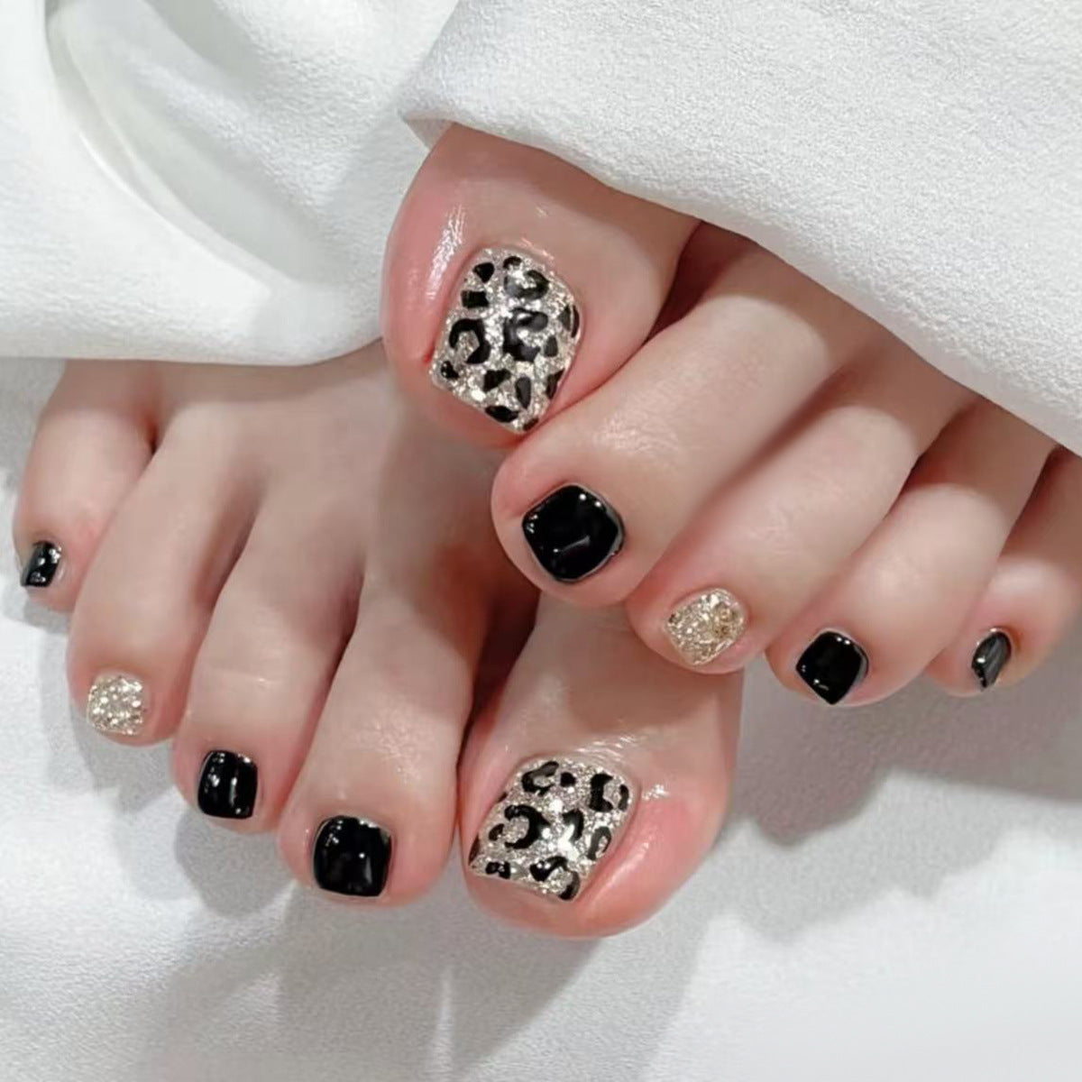 Savanna Glamour Short Square Black and Gold Leopard Print Press On Toenail Set