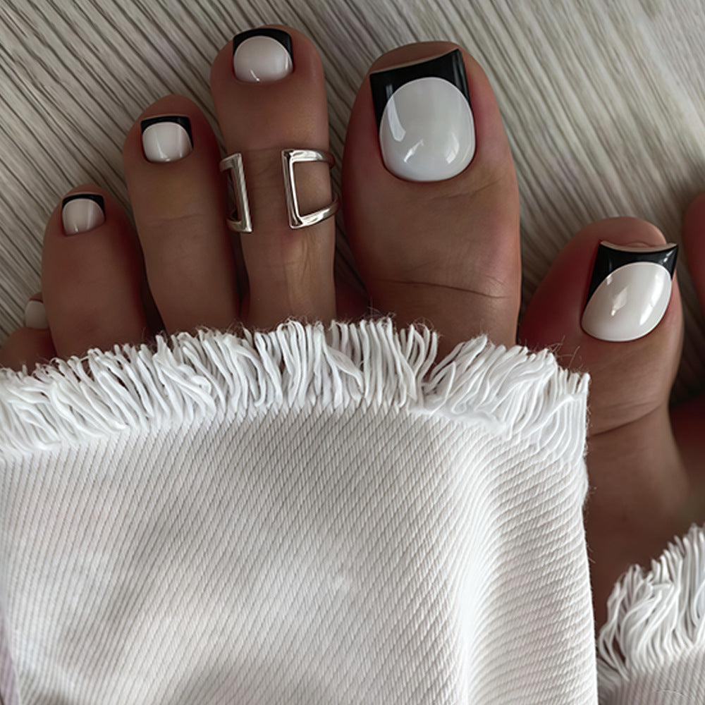 Chic Monochrome Glamour Short Square White and Black Elegant Edge Press On Toenail Set