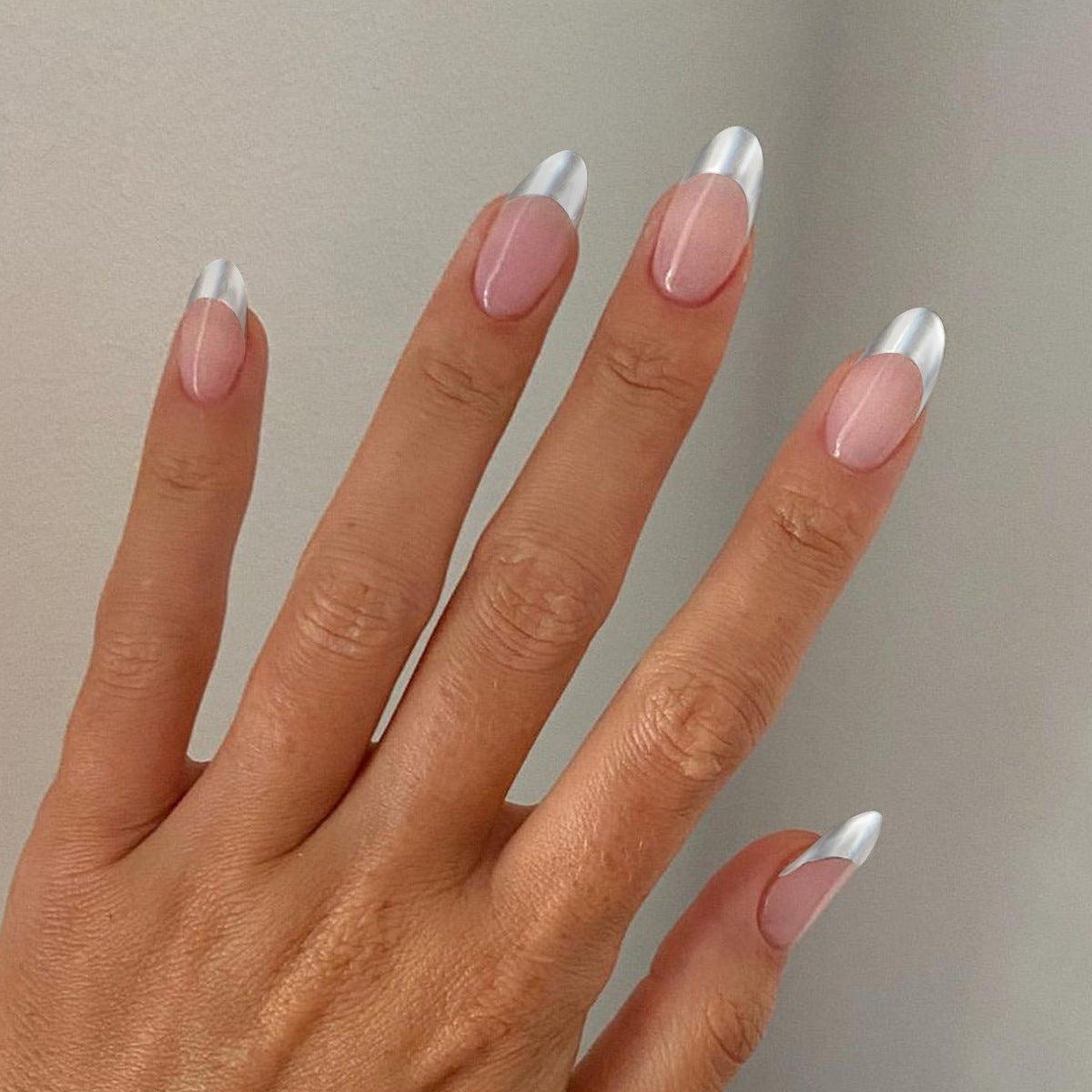 Elegant Dream Metallic Medium Oval Soft Pink and Silver Trimmed Nail Set