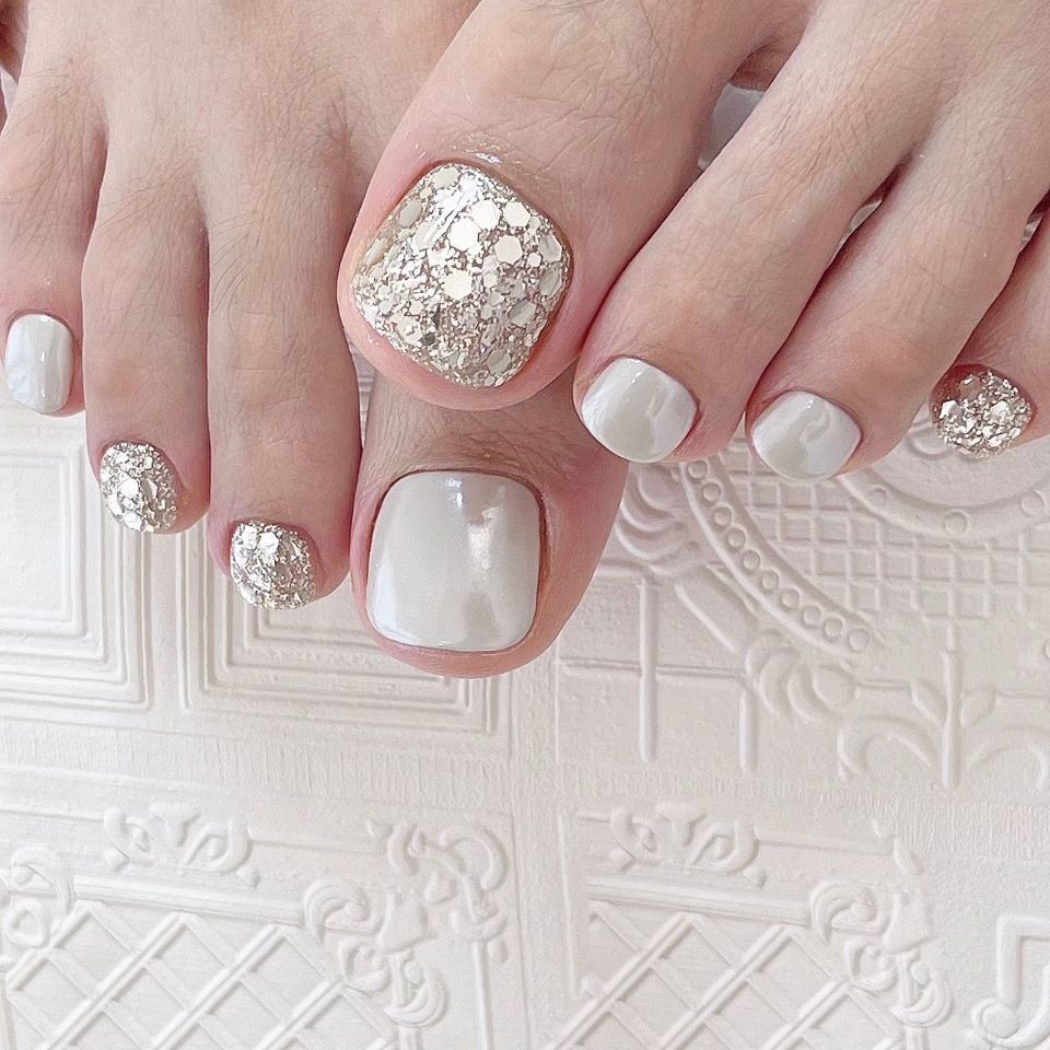 Elegant Bridal White Short Length Square Press On Nail Set with Gold Foil Accents