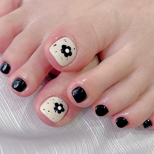 Charming Floral Delight Short Square Black and White Toenail Set with Elegant Floral Design