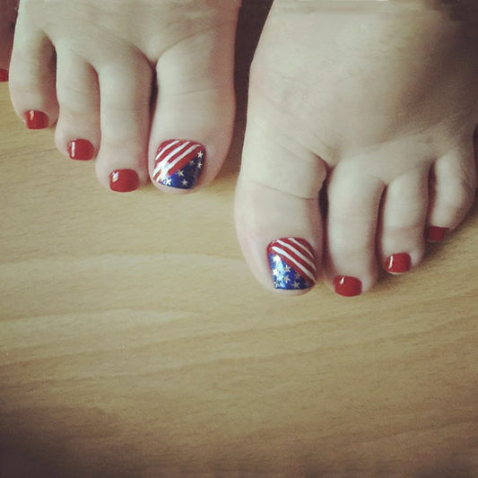 Patriotic Charm Short Round Red Press On Toenail Set with American Flag Accent Nails