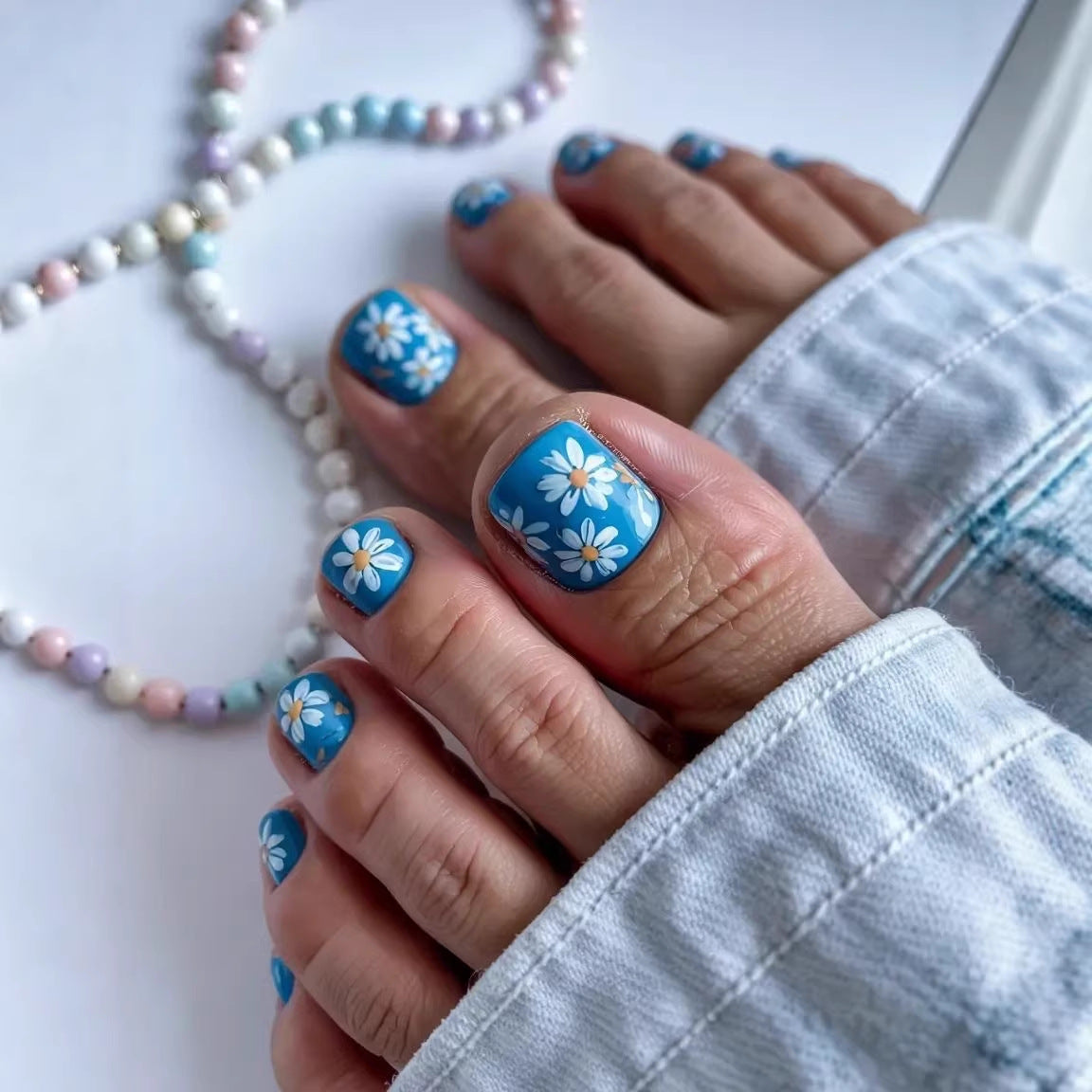 Charming Summer Vibes Short Square Blue Floral Press-On Toenail Set with Vibrant Daisy Design