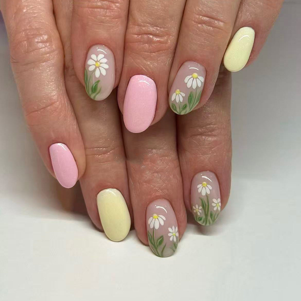Springtime Bliss Elegant Medium Oval Pink and Yellow Floral Press-On Nail Set with Daisy Accents