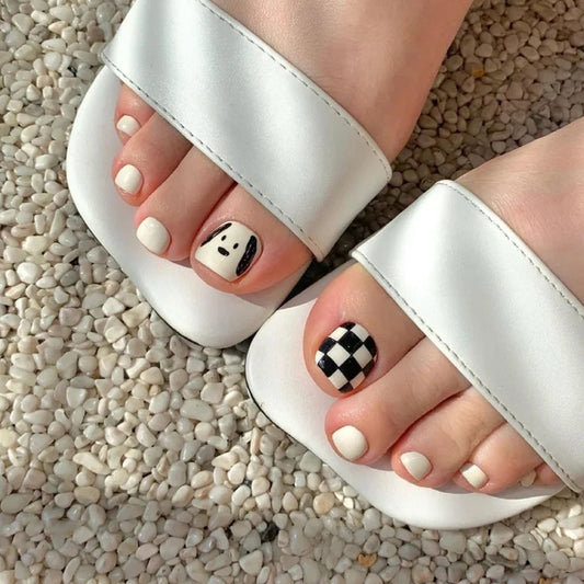 Playful Monochrome Short Round White with Unique Artistic Designs Toenail Set