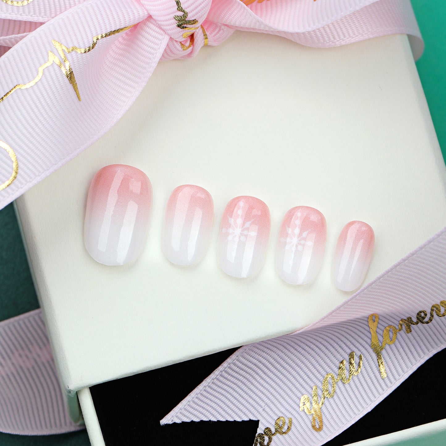 Blossom Elegance Press On Nail Set Short Round Pink Ombre with Snowflake Design