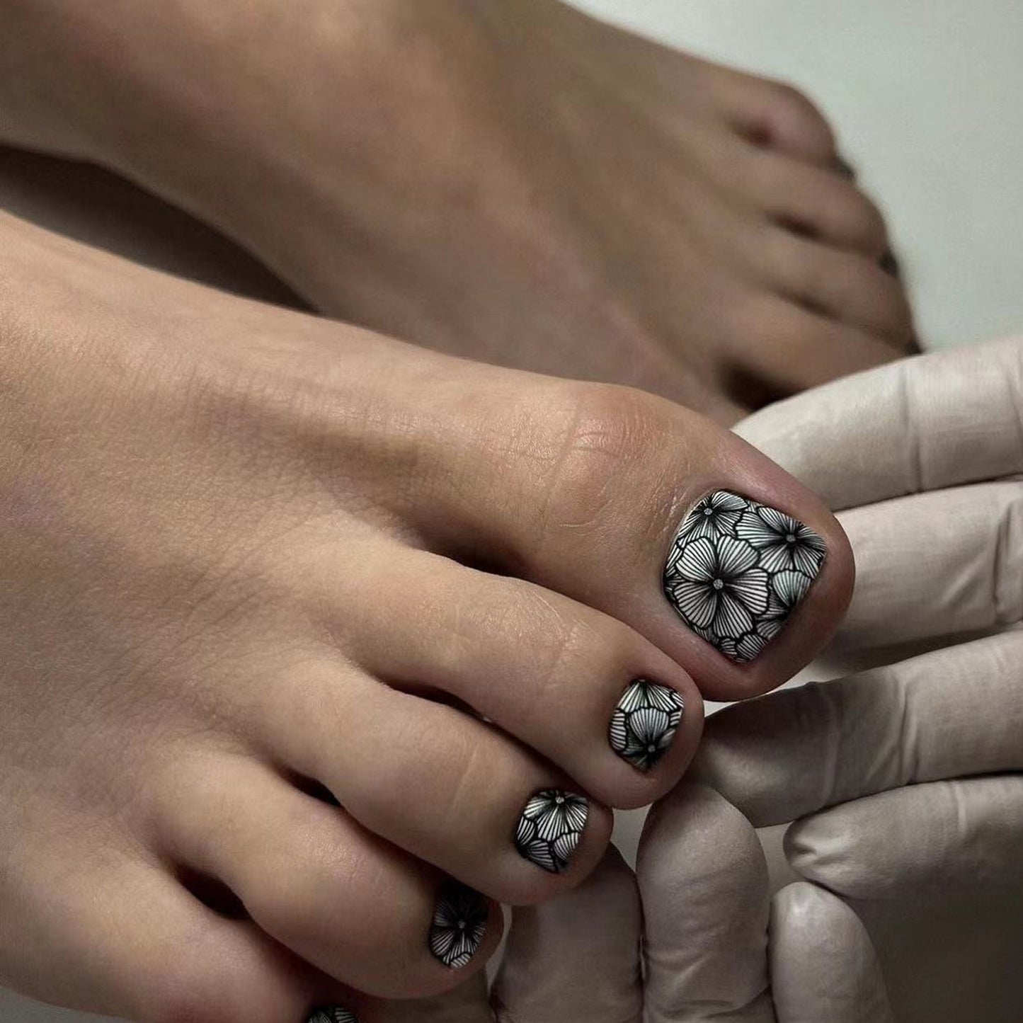 Floral Elegance Short Round Press On Nail Set Black with White Flower Pattern Design