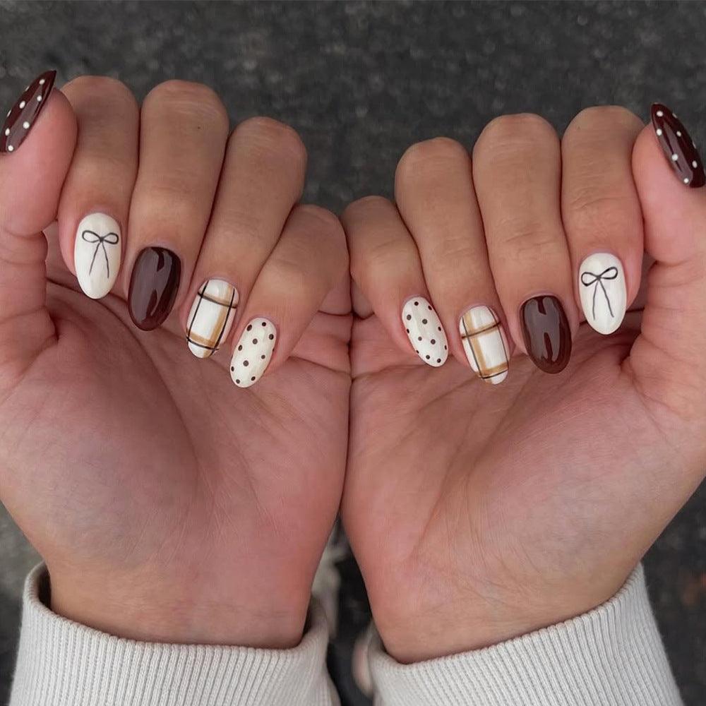 Chic Autumn Vibes Medium Oval Brown and White Nail Set with Artful Patterns