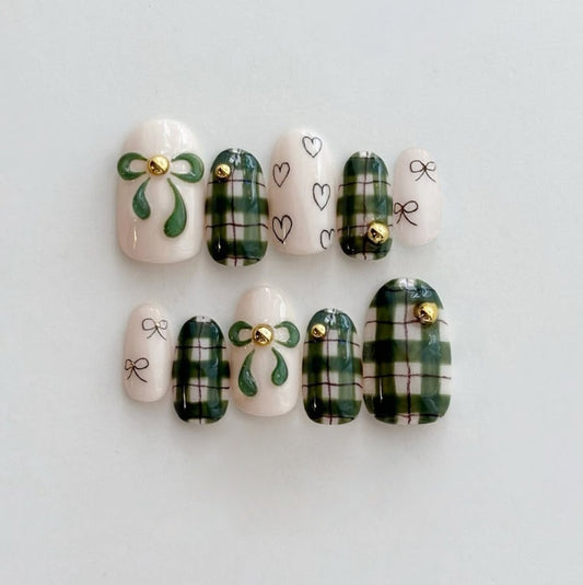 Cozy Autumn Charm Long Oval Green and White Patterned with Gleaming Gold Accents Nail Set