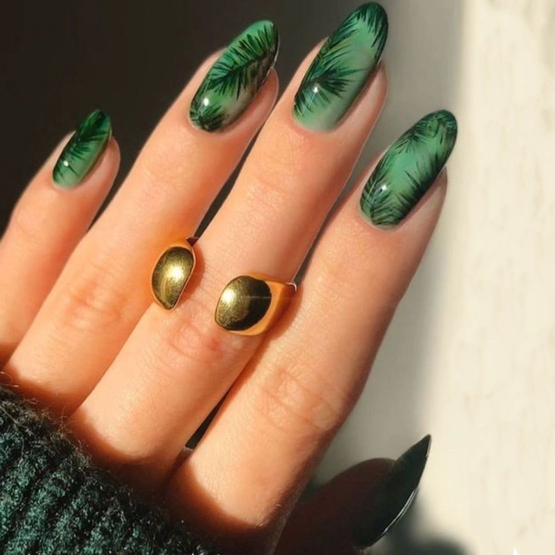 Tropical Oasis Green Short Oval Shaped Press On Nail Set with Leafy Patterns