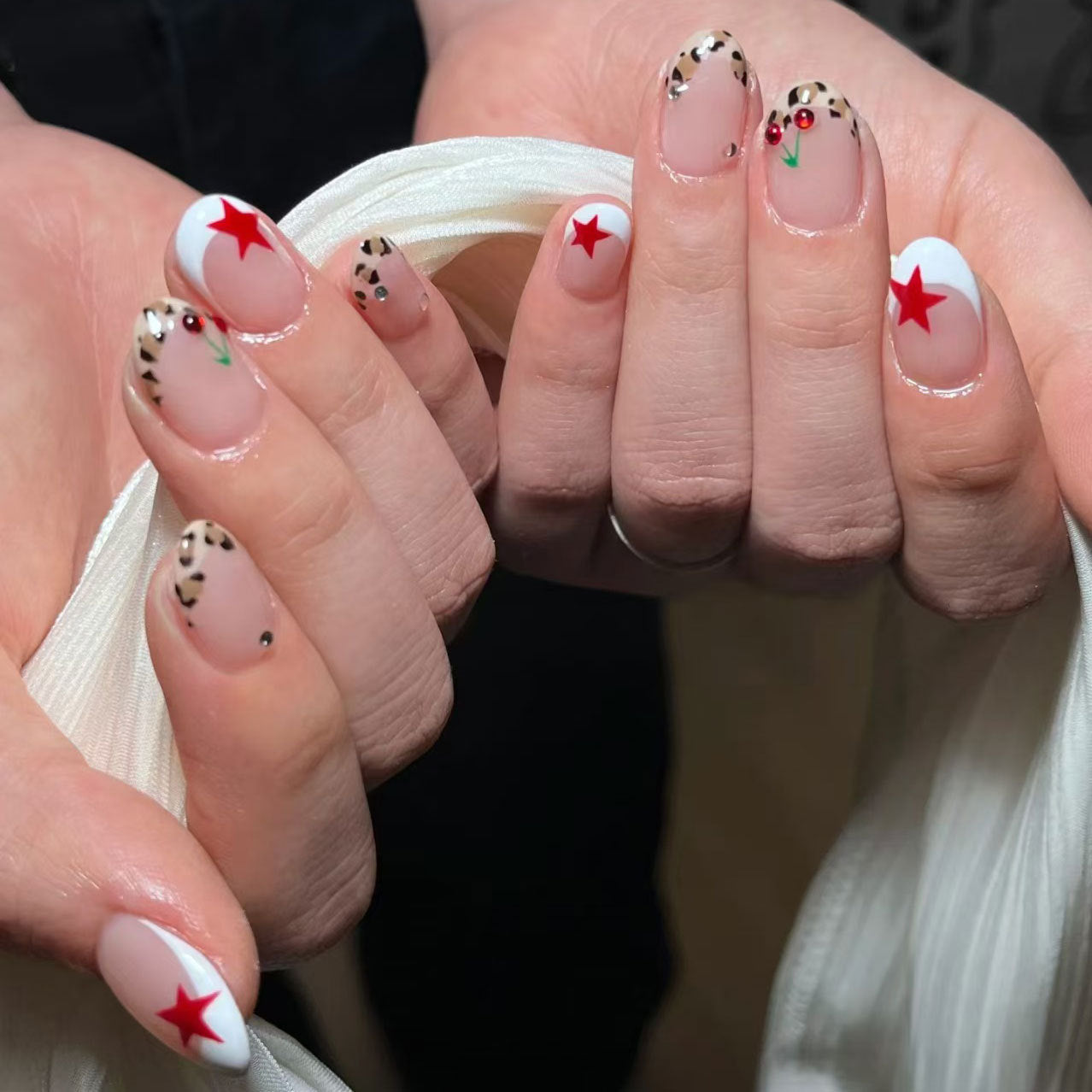 Chic Wildflower Elegant Medium Oval Shaped Glossy White and Beige Star and Leopard Print Nail Set