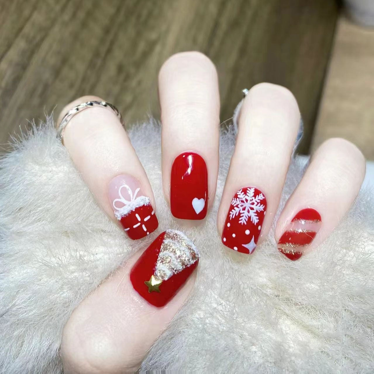 Festive Elegance Medium Square Red with Glittery Holiday Art Nail Set