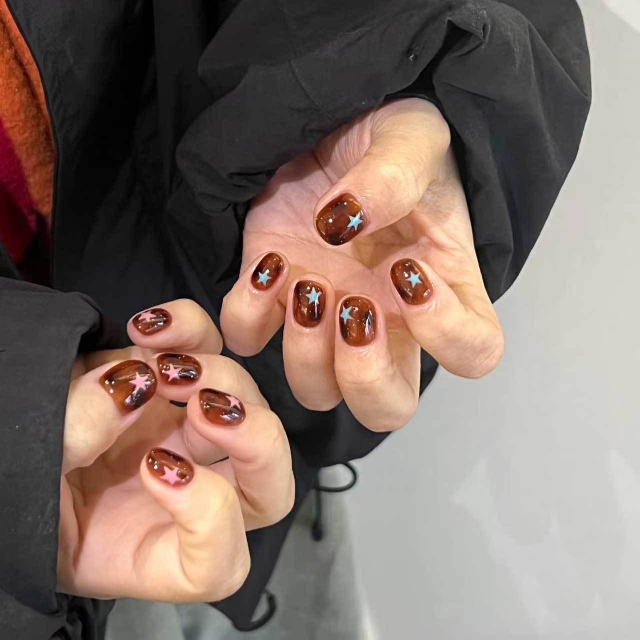 Cosmic Dreams Glossy Short Round Brown Nail Set with Starry Accents