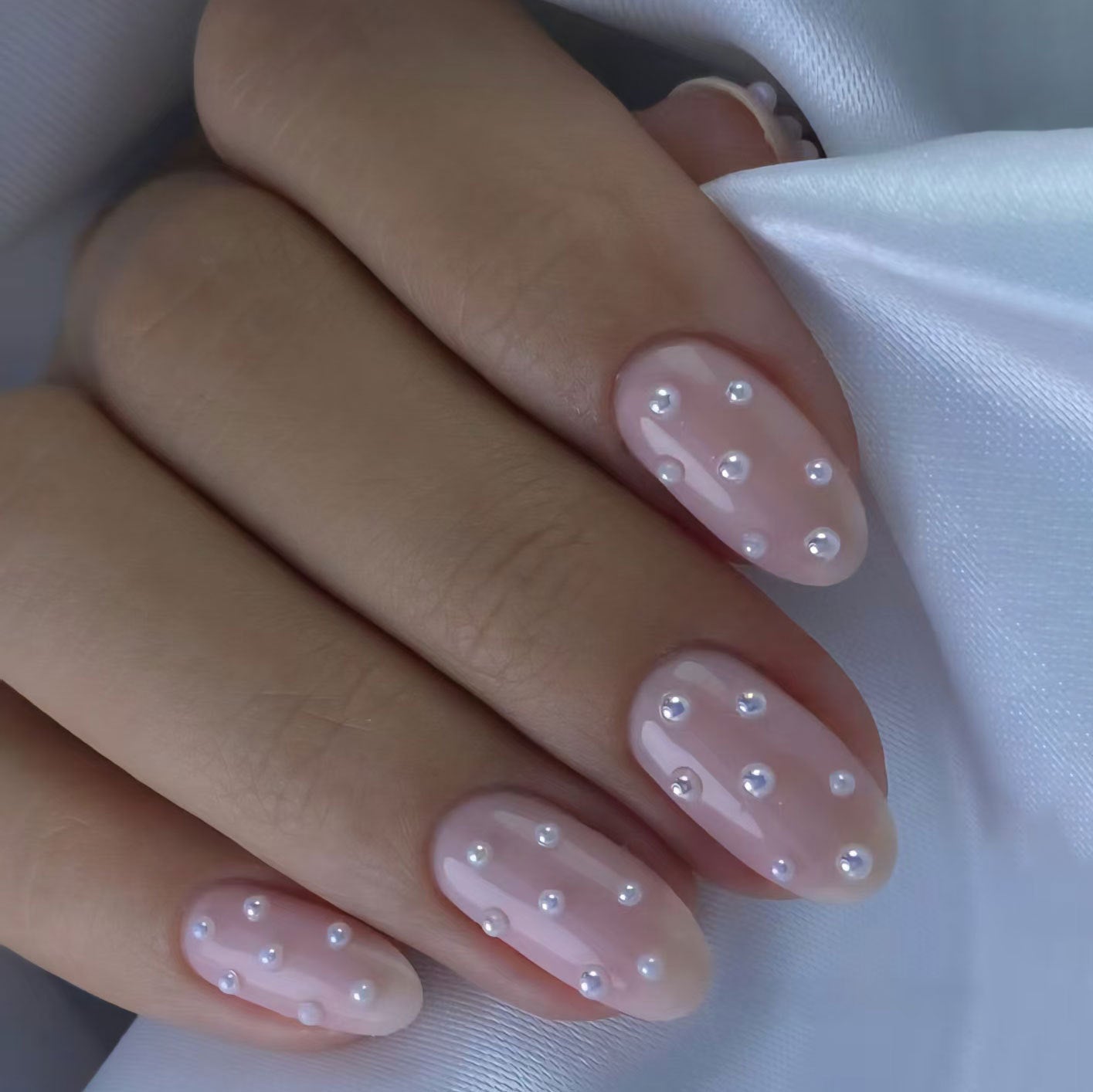 Elegant Pearl Dream Medium Oval Pink Press On Nail Set with Shimmering Pearl Accents