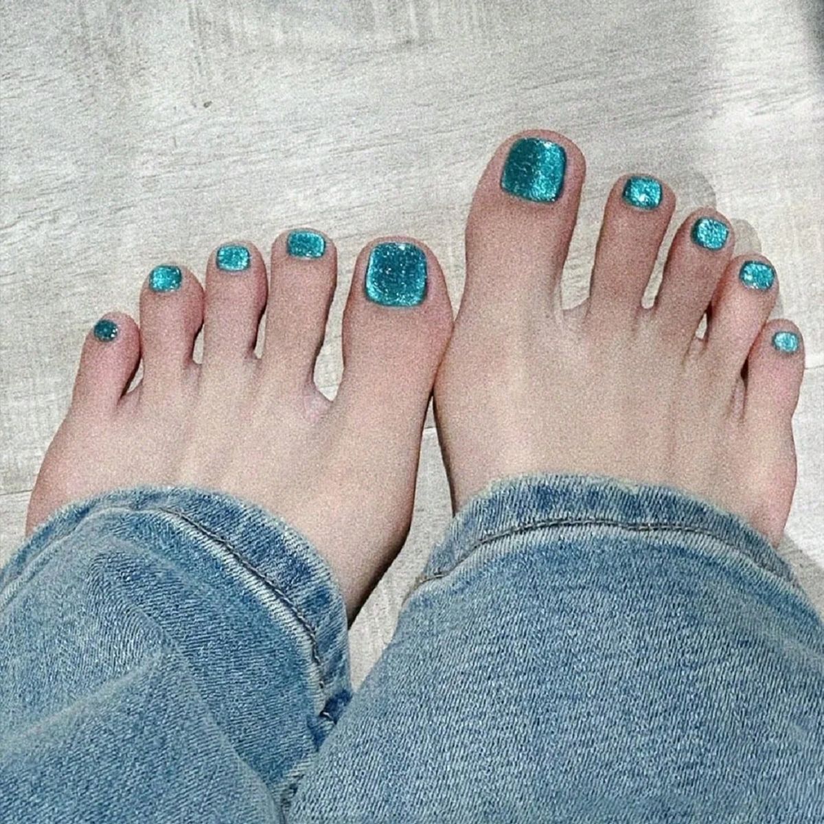 Mermaid Magic Short Round Teal Glitter Press-On Toenail Set with Reflective Sparkle Finish