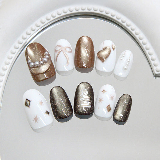 Glamorous Elegance Short Round White and Gold Glitter Nail Set with Charming Embellishments