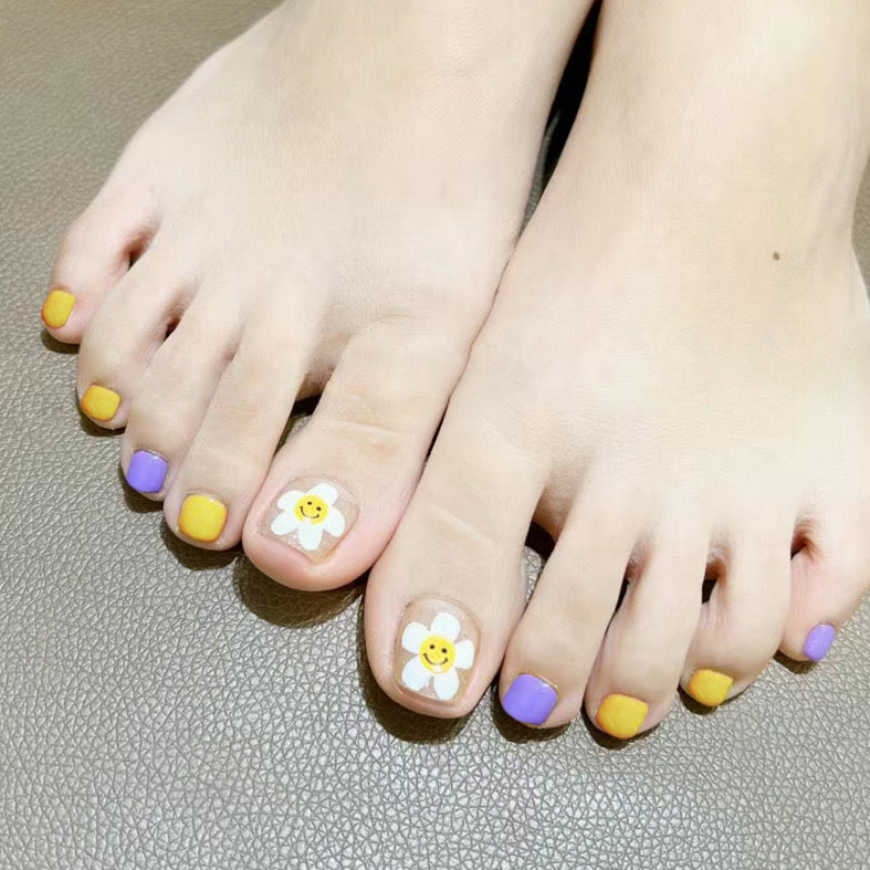 Playful Short Round Yellow and Lavender Press-On Toenails with Cute Bear Accents for a Joyful Look