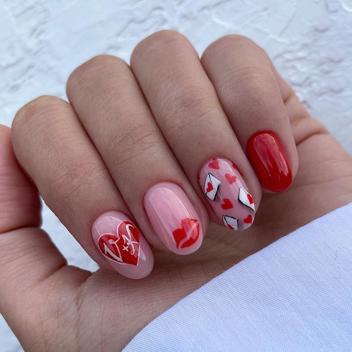 Charming Short Oval Valentine Red Press-On Nails with Pink Accents and Heart Patterns for Romantic Flair