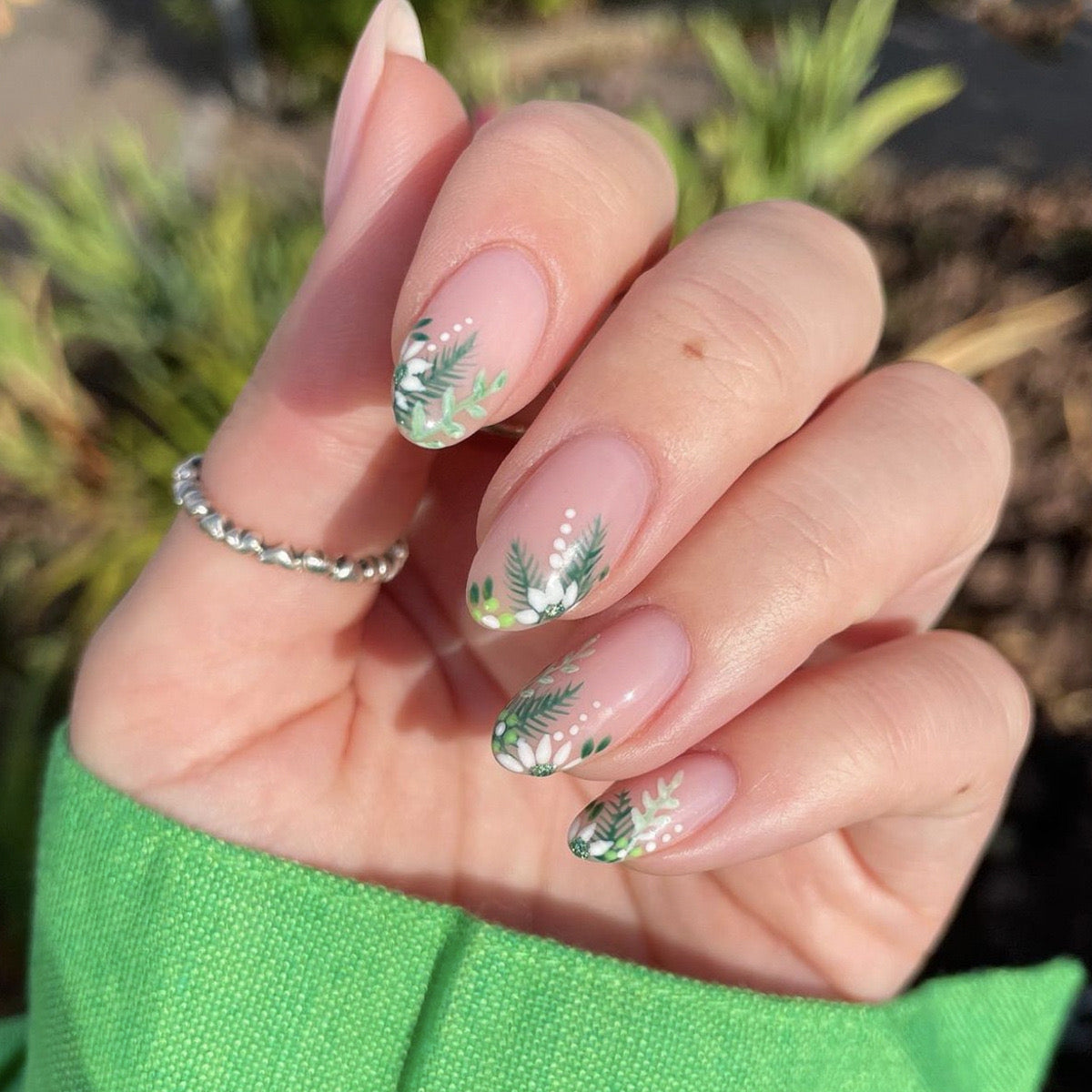 Bordering Florals Medium Oval Green Everyday Press On Nails